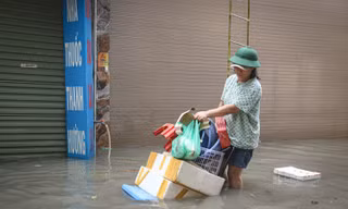 Hà Nội khẩn trương lắp trạm bơm nhỏ thoát nước cho ngõ xóm còn ngập úng