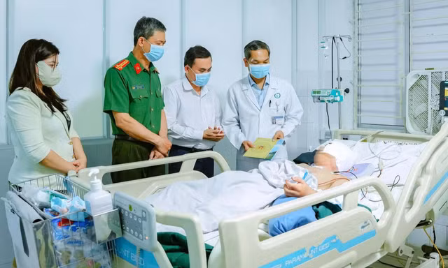 Lãnh đạo Đồng Nai thăm nạn nhân sống sót duy nhất sau vụ thảm sát