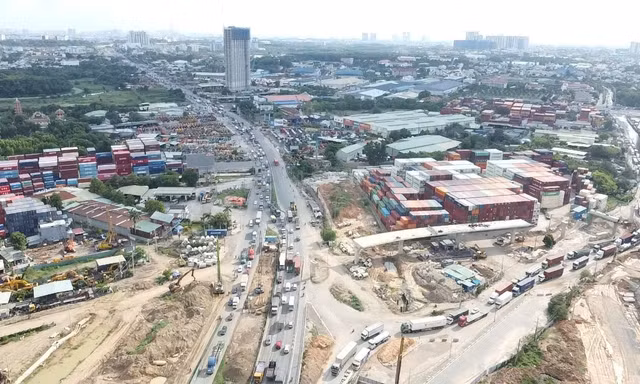 Ám ảnh 'trận đồ bát quái' giao thông ở cửa ngõ phía Đông TPHCM