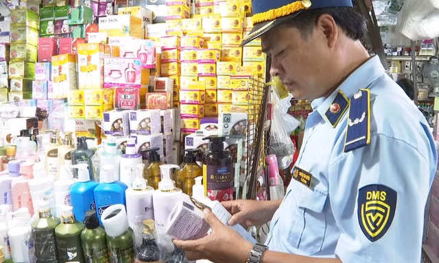 Tiêu hủy hàng nghìn sản phẩm gắn nhãn mác ngoại nhập
