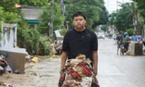 Người dân Nha Trang hối hả dọn dẹp sau lũ 