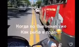 Người đàn ông ngoại quốc chạy xe lạng lách, đánh võng trên đường phố Nha Trang