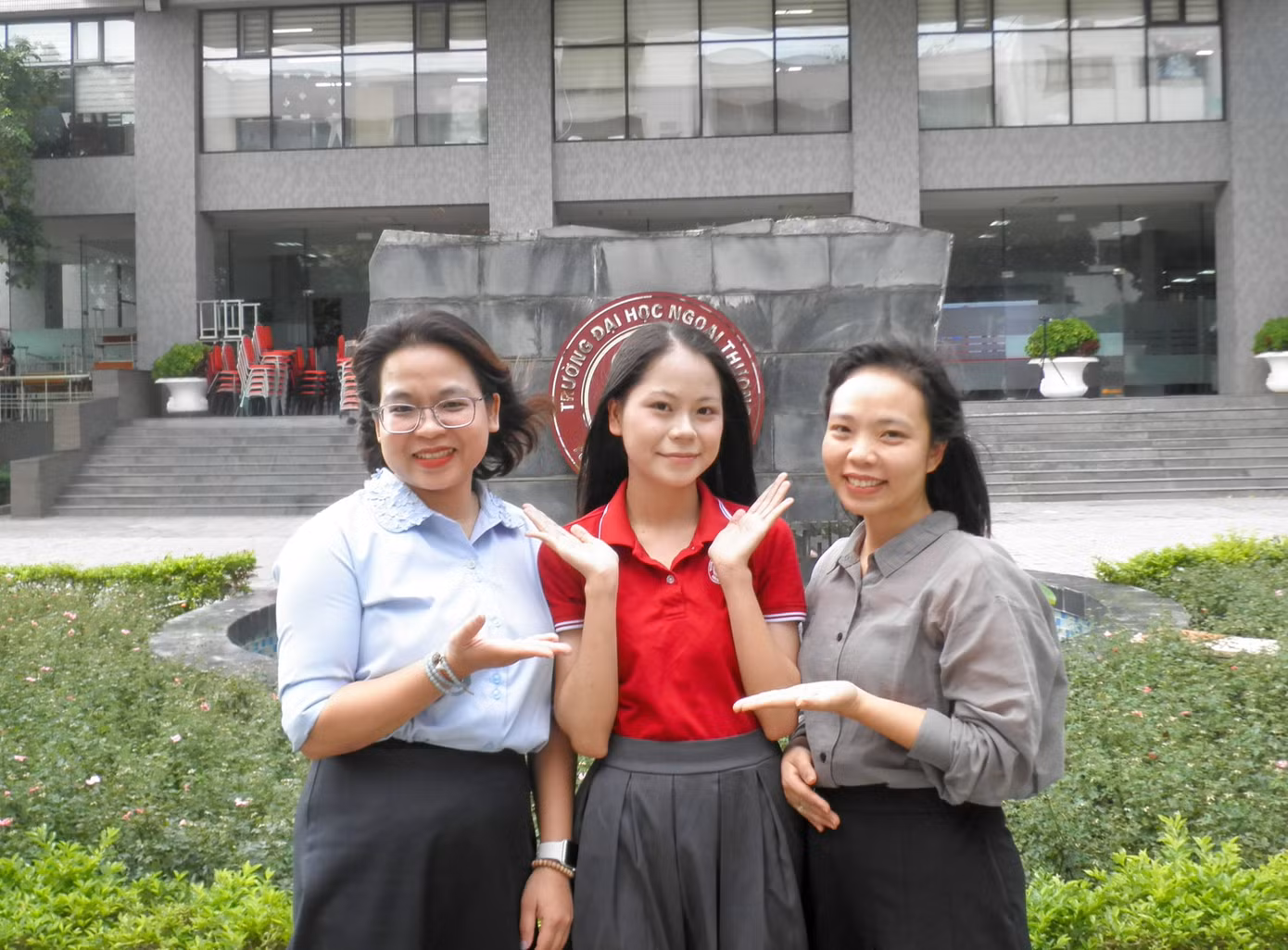 anh-2-nguyen-thi-thu-ha-giua-luon-nhan-duoc-su-huong-dan-tan-tinh-cua-giang-vien-trong-qua-trinh-thuc-hien-cong-trinh-nghien-cuu-khoa-hoc.jpg