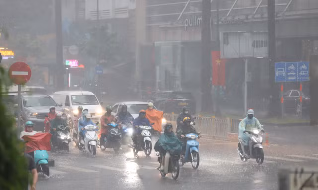 Mưa trắng trời kèm dông sét, người dân TPHCM bật đèn xe giữa ban ngày để di chuyển