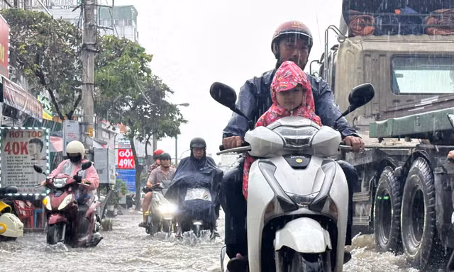 Nam Bộ và TPHCM có mưa dông, gió giật mạnh