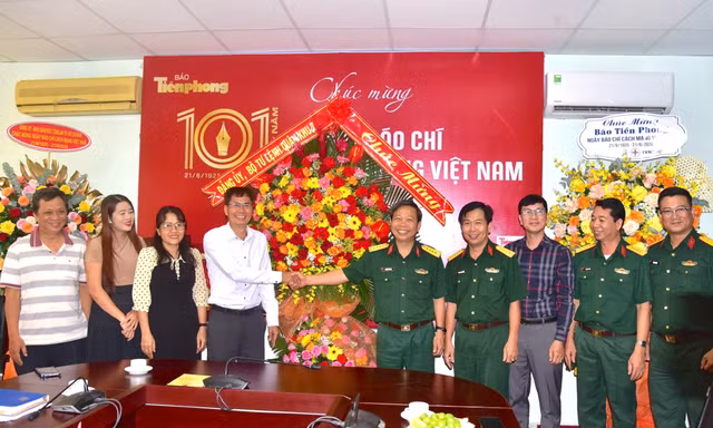 Nhiều cơ quan, đơn vị thăm, chúc mừng báo Tiền Phong nhân dịp 21/6