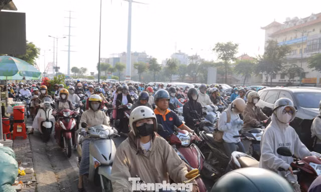 Sau kỳ nghỉ Tết Dương lịch, nhiều tuyến đường trung tâm TPHCM ken cứng người xe 