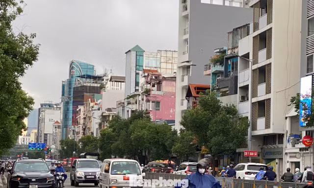 Bầu trời TPHCM tối sầm, sắp mưa lớn