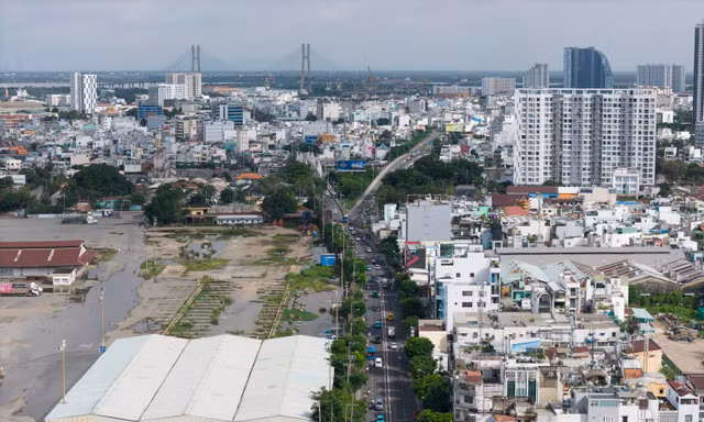 Nghiên cứu mở rộng đường Nguyễn Tất Thành, xóa điểm đen ùn tắc