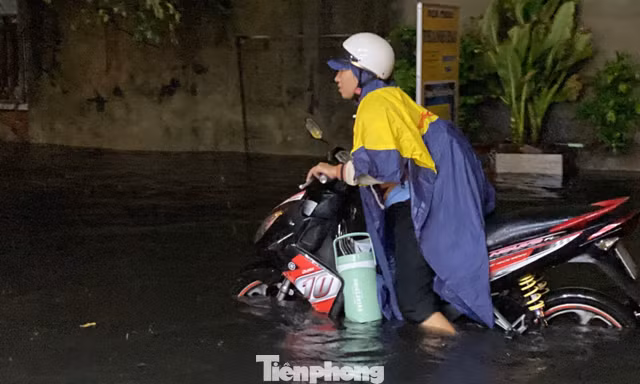 Mưa xối xả, nhiều tuyến đường TPHCM ngập sâu, xe chết máy la liệt