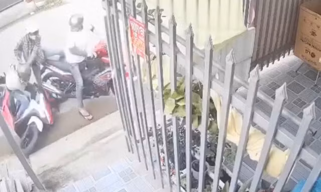[Clip] Táo tợn cướp giật dây chuyền của người phụ nữ trước cửa nhà trọ