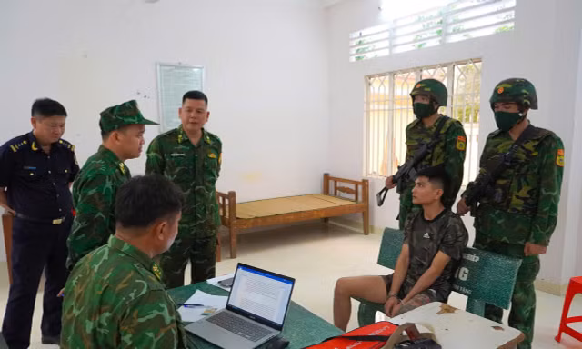 Phát hiện đối tượng mang súng AK làm thủ tục xuất cảnh sang Campuchia