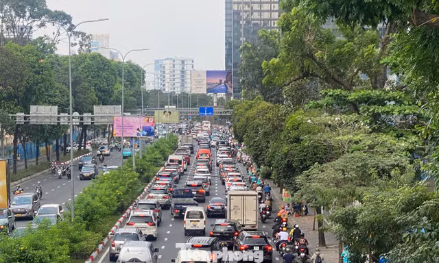 Giáp Tết, giao thông trung tâm TPHCM và cửa ngõ sân bay ùn ứ từ sáng đến chiều