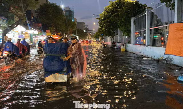 Triều cường dâng cao, khu vực Chợ Lớn ở TPHCM hoá sông 