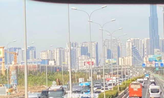 Người dân du xuân sáng mùng 2 Tết, cao tốc TPHCM - Long Thành - Dầu Giây ùn tắc kéo dài 