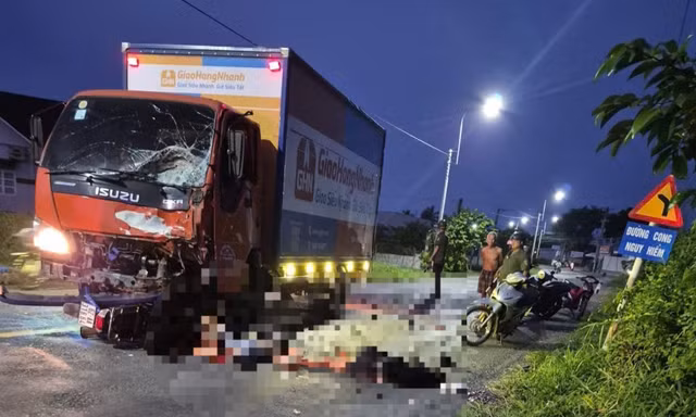 3 người đi trên một xe máy chết tại chỗ khi va chạm với xe tải trên đường 