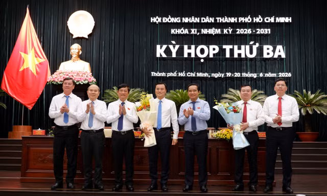 Miễn nhiệm một Phó chủ tịch và hai ủy viên UBND TPHCM