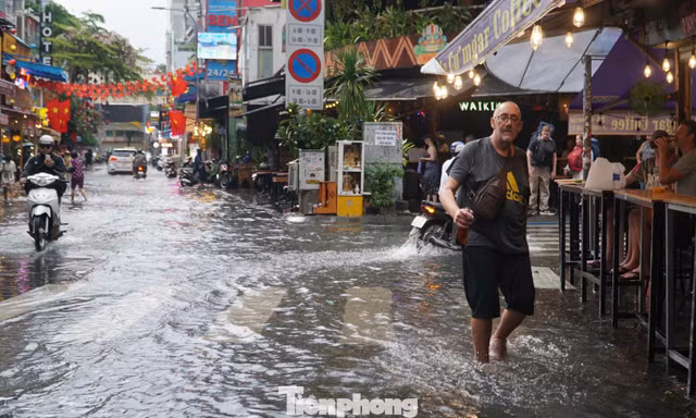 Người dân, du khách bì bõm lội nước trên 'phố Tây' Bùi Viện