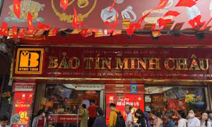 Giá lao dốc mạnh, người giữ vàng 'đứng ngồi không yên'