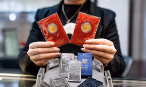 Giá vàng 'đứng im', bạc tiếp tục tăng mạnh