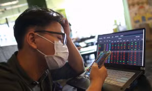 Chứng khoán ‘rơi tự do’ hơn 50 điểm rồi bất ngờ kéo ngược phút cuối