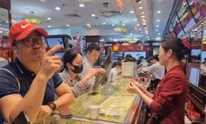 Giá vàng 'đánh võng' mạnh, việc nhà đầu tư nên làm ngay lúc này