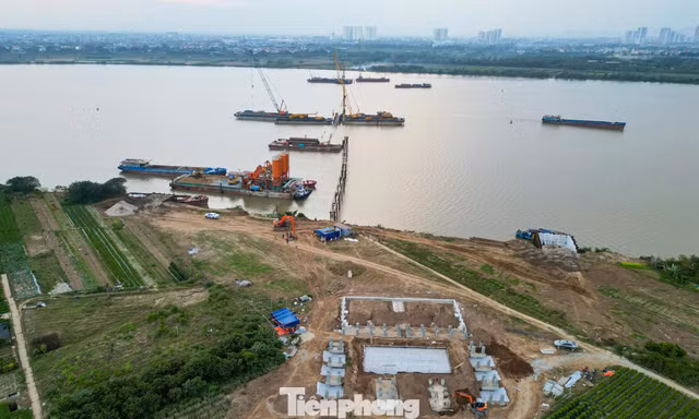 Toàn cảnh đại công trường cầu Ngọc Hồi hơn 11.800 tỷ đồng bắc qua sông Hồng