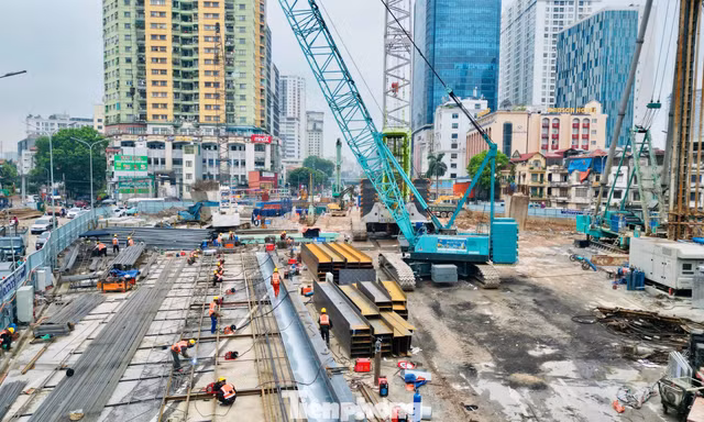 Bên trong công trường thi công tường vây sâu 42m của metro số 5 Hà Nội