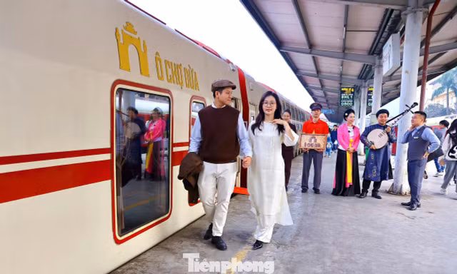 Du khách thích thú trải nghiệm chuyến tàu 'Hà Nội 5 cửa ô' 
