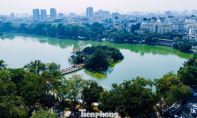 Sắc thu dịu dàng phủ khắp Hà Nội khiến lòng người đắm say