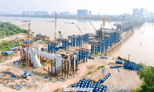 Vượt lũ tiểu mãn, cầu Trần Hưng Đạo tăng tốc thi công