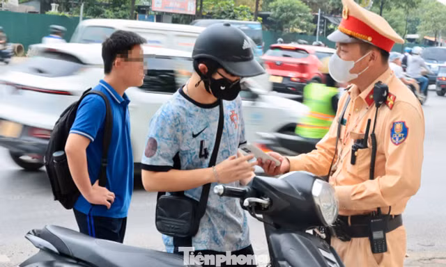 'Quên' mũ bảo hiểm cho con, mẹ nhận phạt, con đến trường muộn
