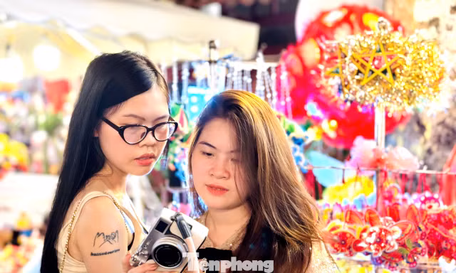 Phố Hàng Mã thành 'tọa độ sống ảo' hot nhất mùa Trung thu