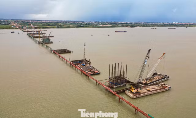 Trụ chính cầu Hồng Hà dần lộ diện giữa sông Hồng