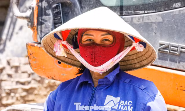 Nóng như đổ lửa, công nhân vẫn bám trụ trên đại công trường 