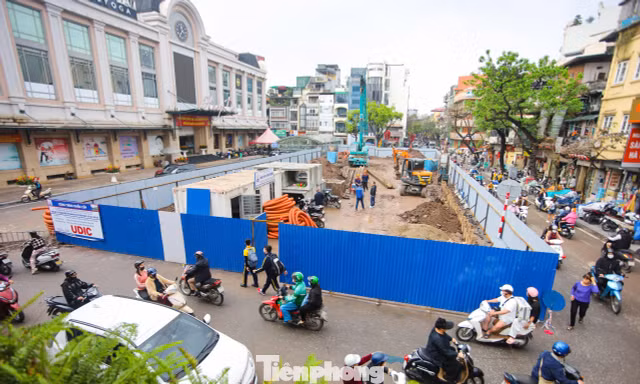 Trên công trường thi công bể nước ngầm chống ngập ở trung tâm Hà Nội