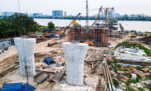 Lộ diện những trụ cầu Trần Hưng Đạo đầu tiên trên sông Hồng