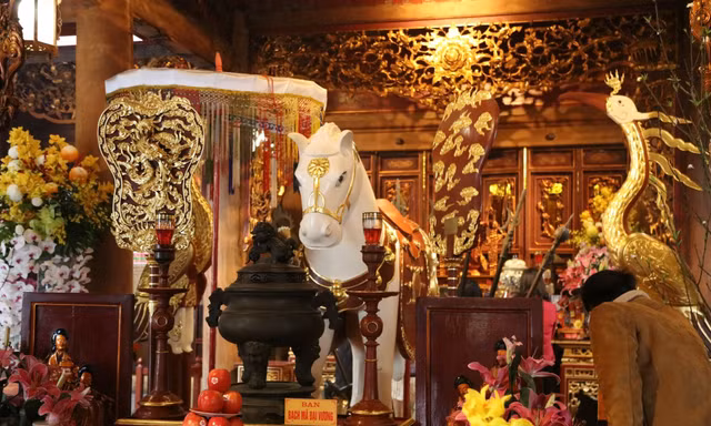 Hàng năm, vào ngày 12, 13/2 âm lịch, người dân tổ chức hội đền Bạch Mã với những nghi thức tế lễ cùng một số hoạt động văn hóa khác như: hát ca trù, hát chèo, ngâm thơ, múa kiếm, múa đao…