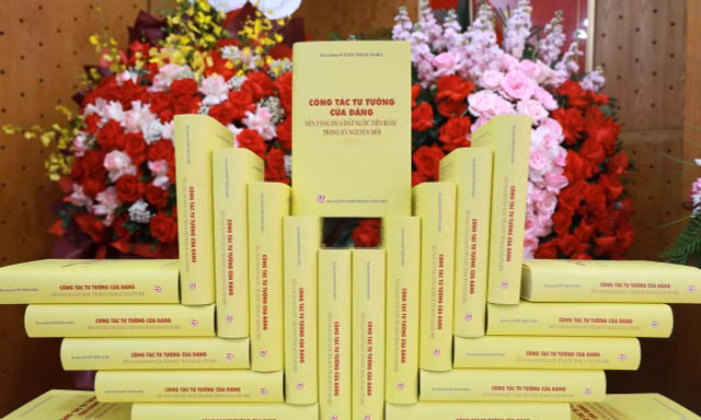 Cuốn sách “Công tác tư tưởng của Đảng - Nền tảng đưa đất nước tiến bước trong kỷ nguyên mới” của Đại tướng Nguyễn Trọng Nghĩa.