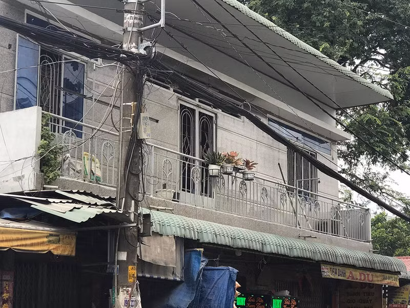 Căn nhà bị cháy ở Hóc Môn khiến ba cha con phỏng nặng (ảnh: PLO)