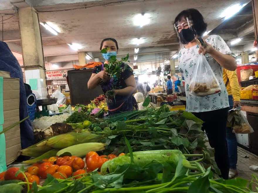 Cà chua và nhiều mặt hàng rau xanh khác có giá cao