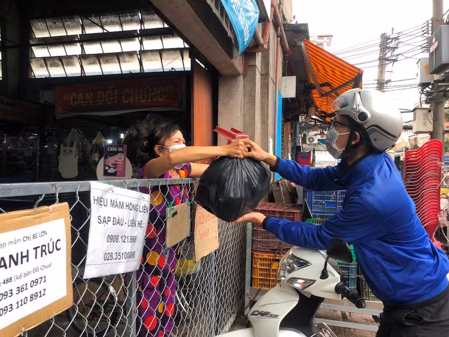 Khách mua hàng qua điện thoại