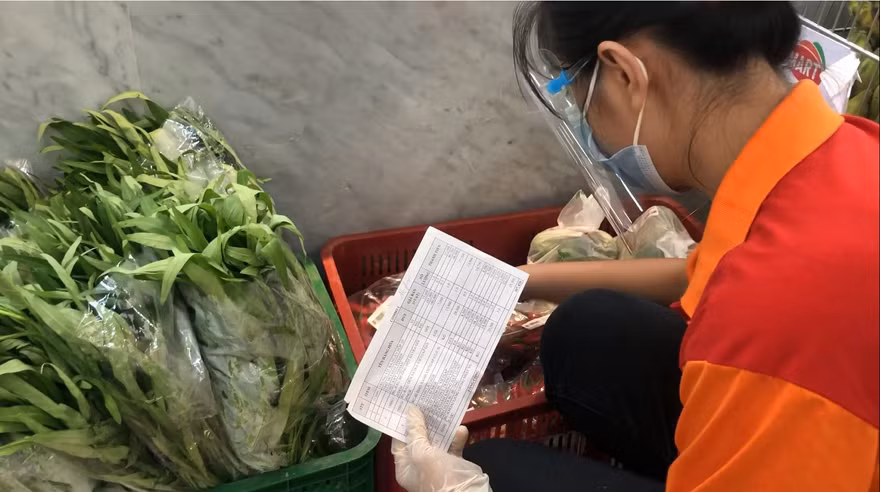 Nhân viên siêu thị soạn hàng theo combo cho đơn hàng từ các phường gửi đến