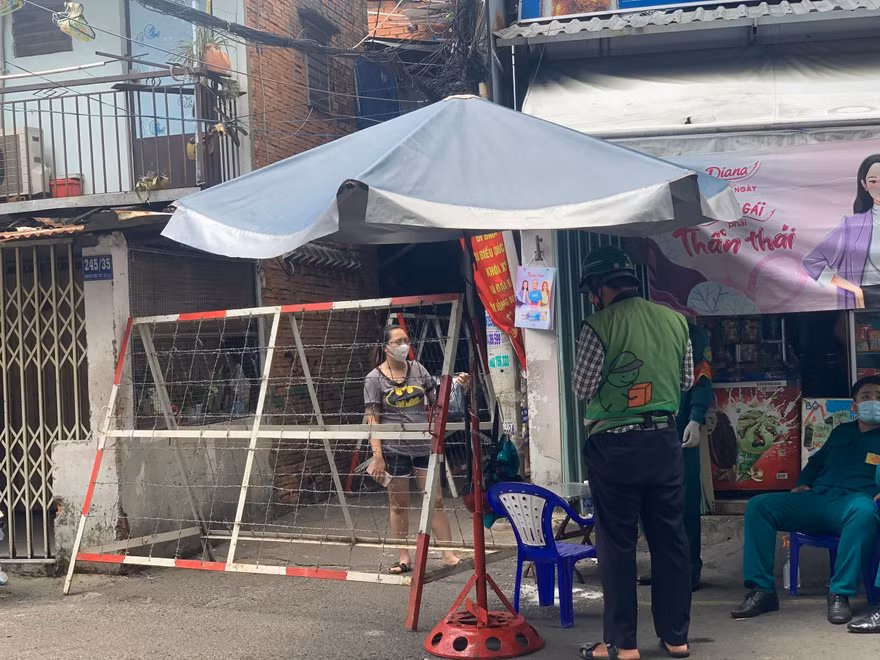 Người dân khu Mả Lạng (Q.1) lo lắng khi lần thứ 2 bị cách ly, phong tỏa (ảnh: N.T)