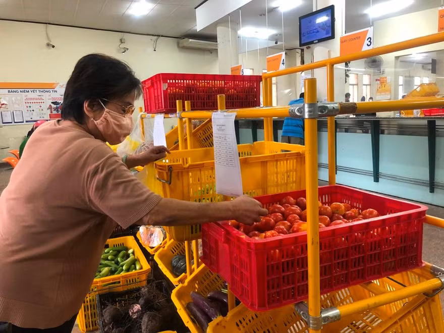 Người dân mua rau củ tại Bưu cục quận 5