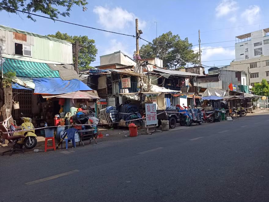 Khu vực phong tỏa do liên quan COVID-19 (ảnh: HCDC)