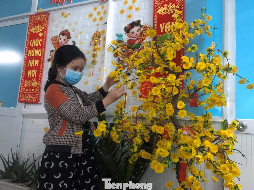 Bệnh nhi thích thú khám phá tiểu cảnh trang trí tết tại Bệnh viện Nhi đồng 1