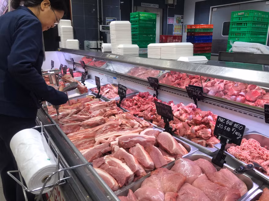 Thịt heo trong một số siêu thị, cửa hàng tiện lợi vẫn cao ngất ngưỡng
