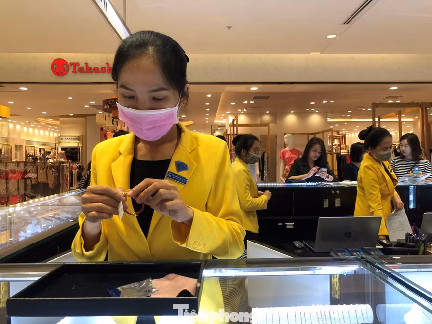 Một nhân viên đeo khẩu trang tiếp khách