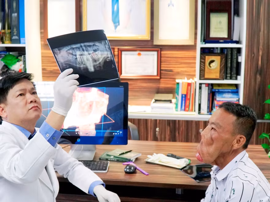TS.BS Nguyễn Phan Tú Dung điều trị cho "chàng trai mặt quỷ"